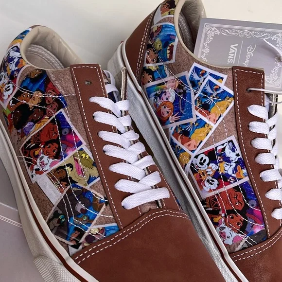 Vans Men’s Old Skool
Disney 100 Scrapbook Multi
VN0005UFBMB
Sneakers - Picture 7 of 16